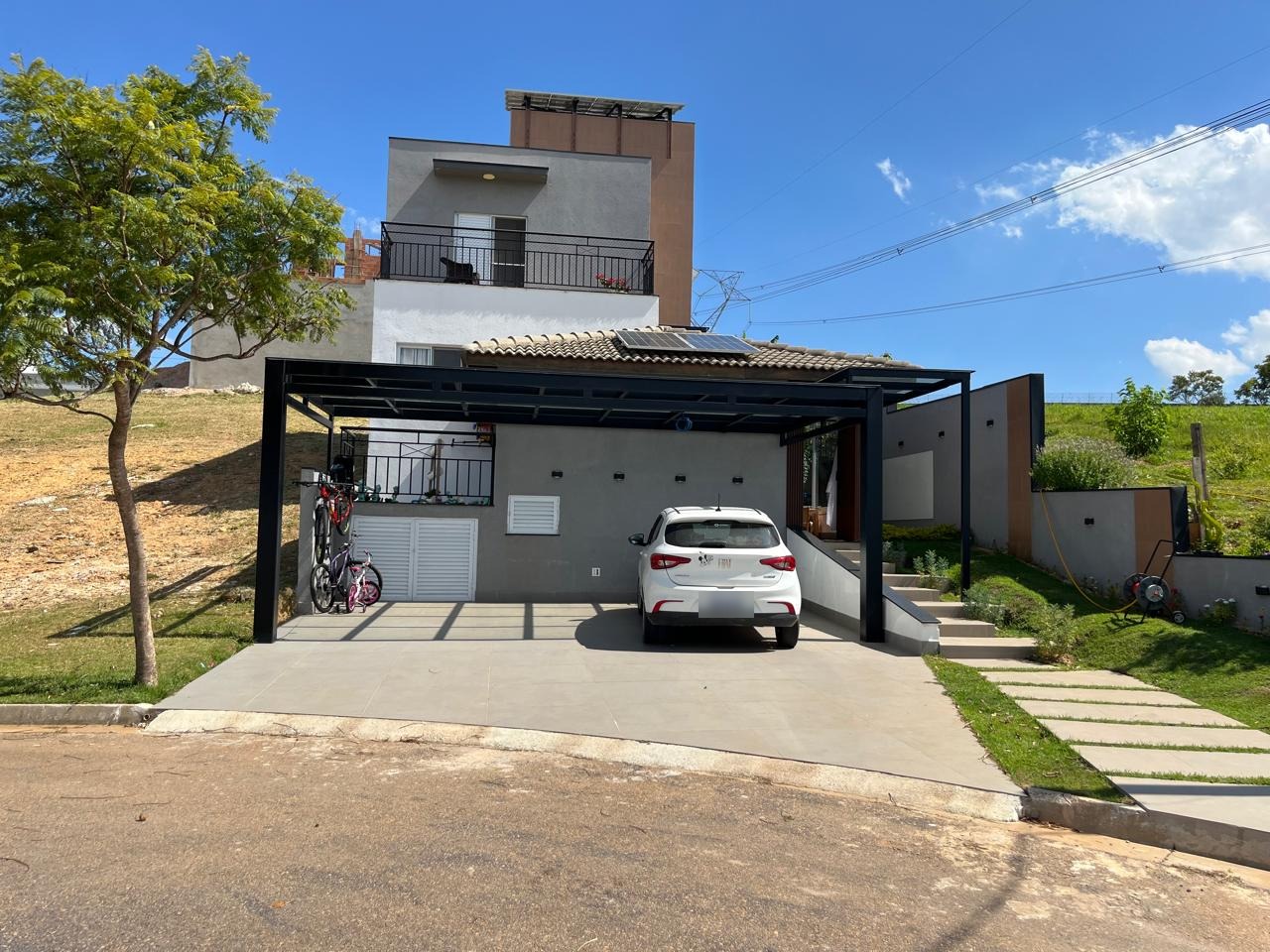 Fachada da casa vista da rua